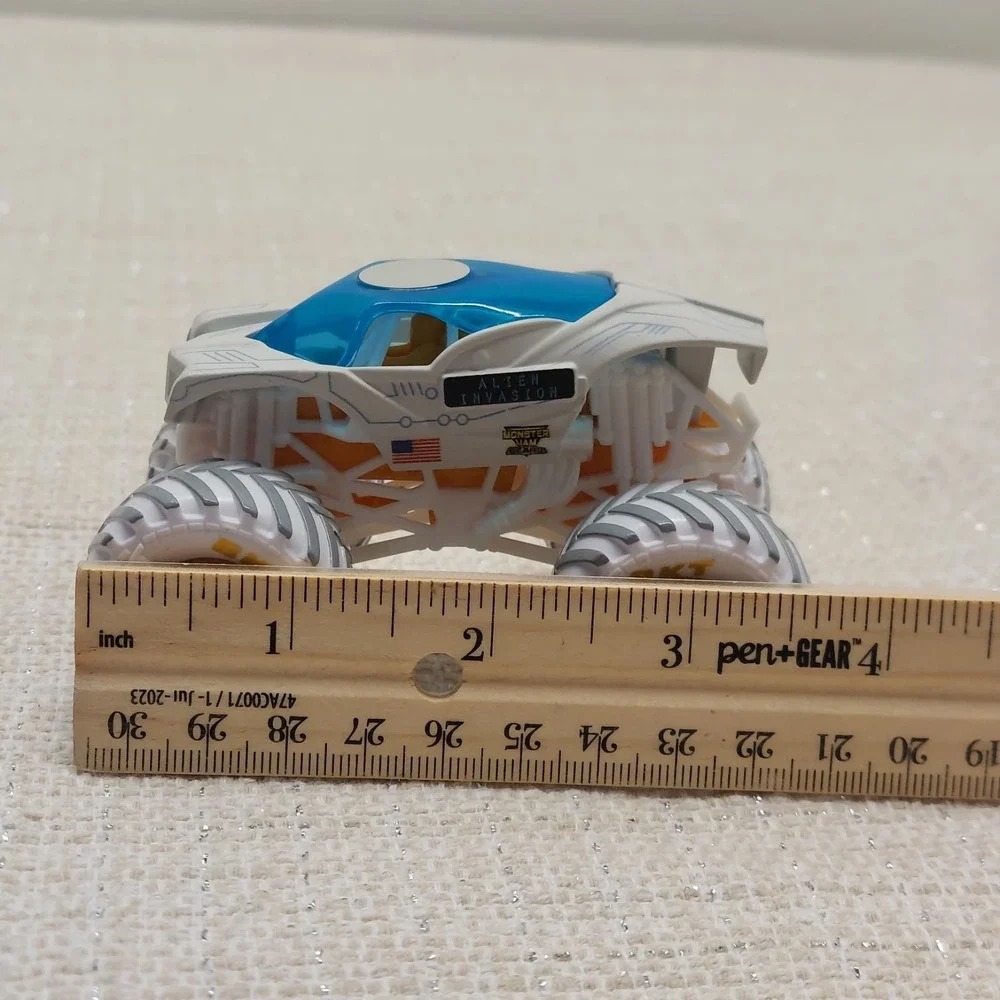 Monster Jam Alien Invasion 1:64 Monster Truck GEARS And‎ Galaxies White Walmart